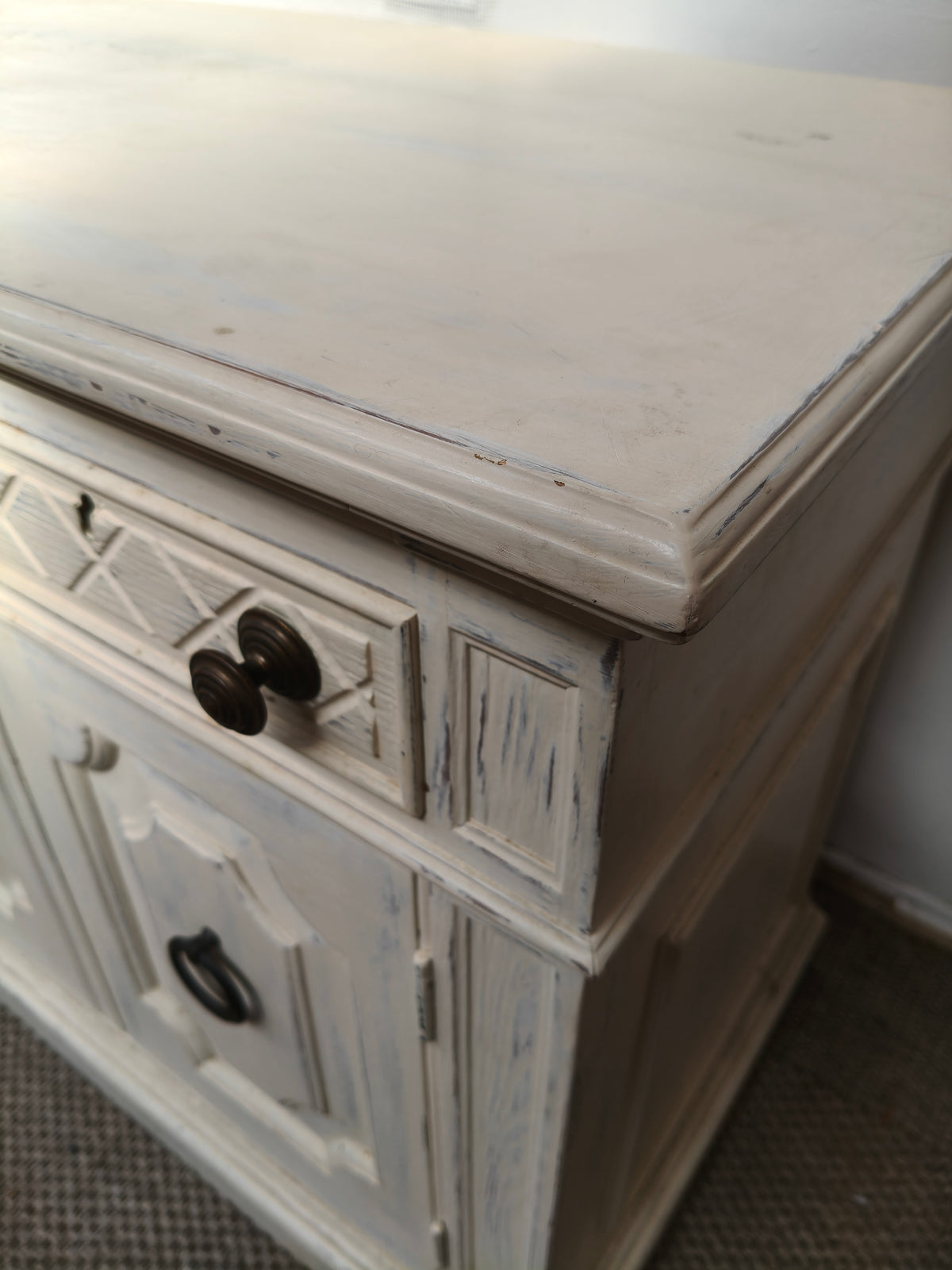 Provincial night stands in antique white