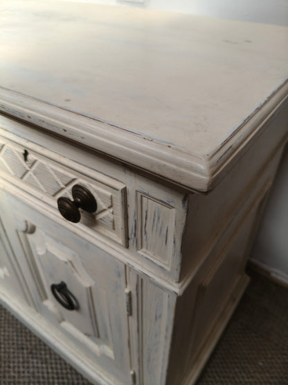 Provincial night stands in antique white